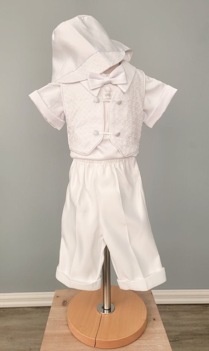 White suit set for baby boys with bonnet.