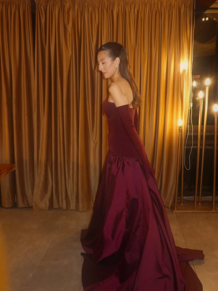 Elegant Burgundy Sweetheart Strapless Pleated Prom Dress With Gloves