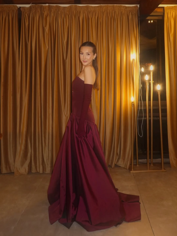 Elegant Burgundy Sweetheart Strapless Pleated Prom Dress With Gloves