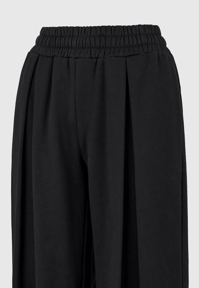 fanny-straight-leg-box-pleat-joggers-black