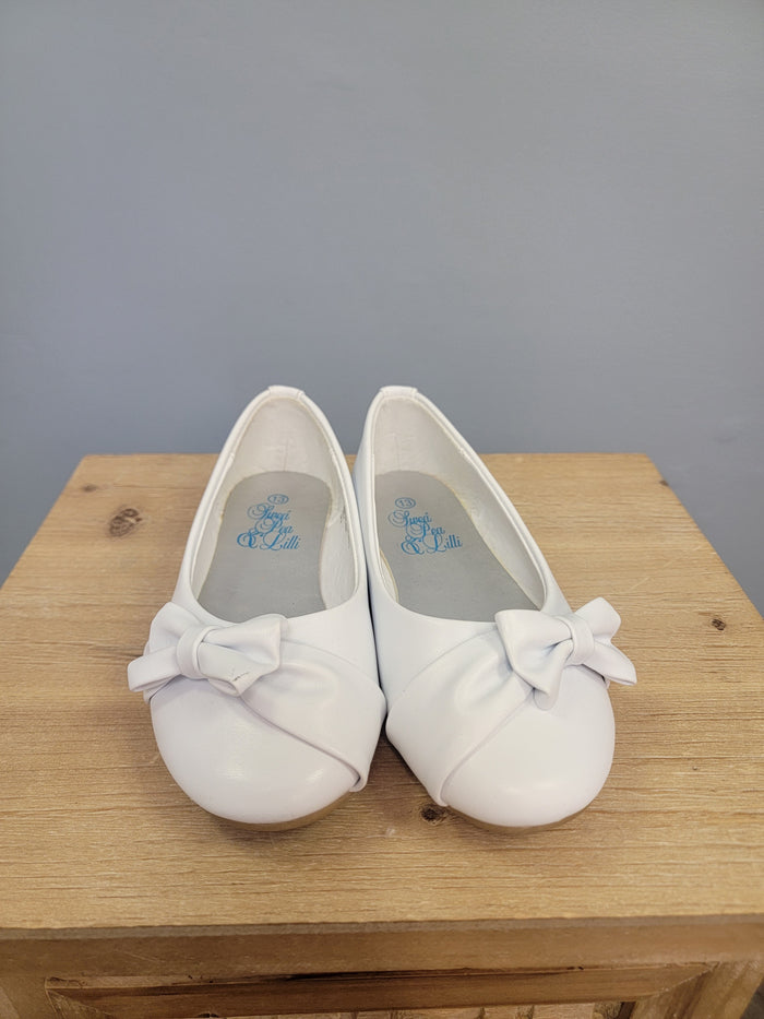 white flat shoe for girls with bow on the toe