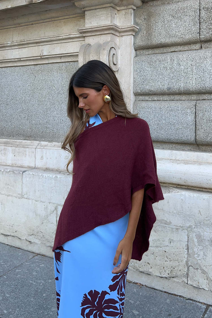 Poncho Inaya Burdeos de Lady Pipa para completar looks de invitada.
