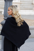 Poncho Inaya Negro de Lady Pipa para completar looks de invitada.