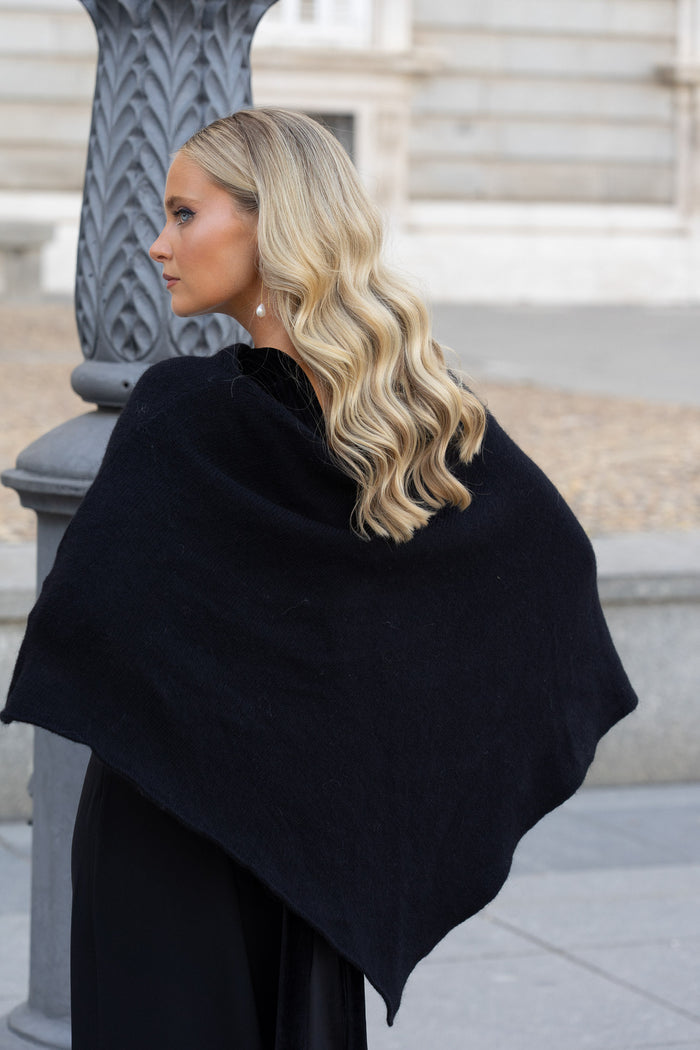 Poncho Inaya Negro de Lady Pipa para completar looks de invitada.