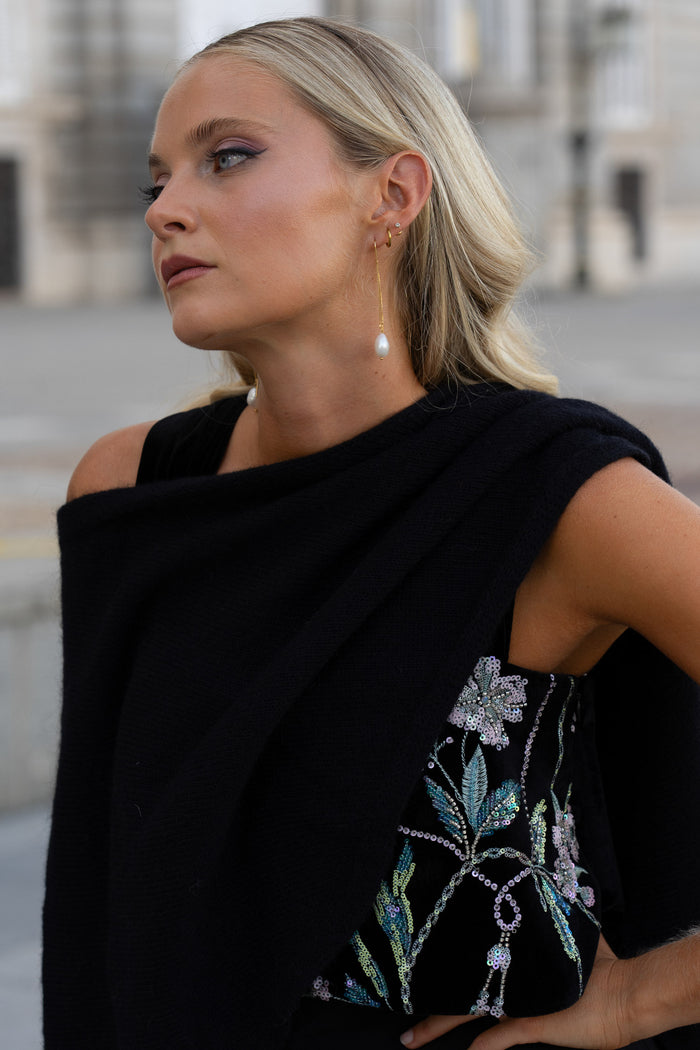 Poncho Inaya Negro de Lady Pipa para completar looks de invitada.