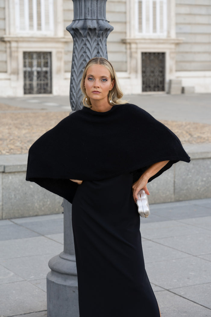 Poncho Inaya Negro de Lady Pipa para completar looks de invitada.