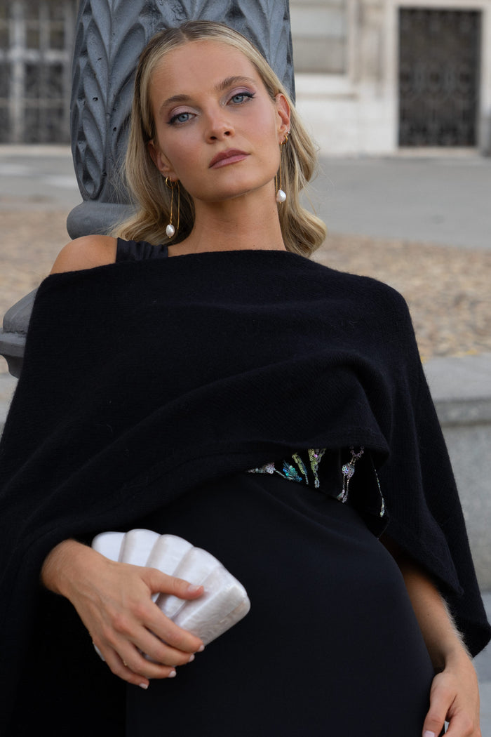 Poncho Inaya Negro de Lady Pipa para completar looks de invitada.