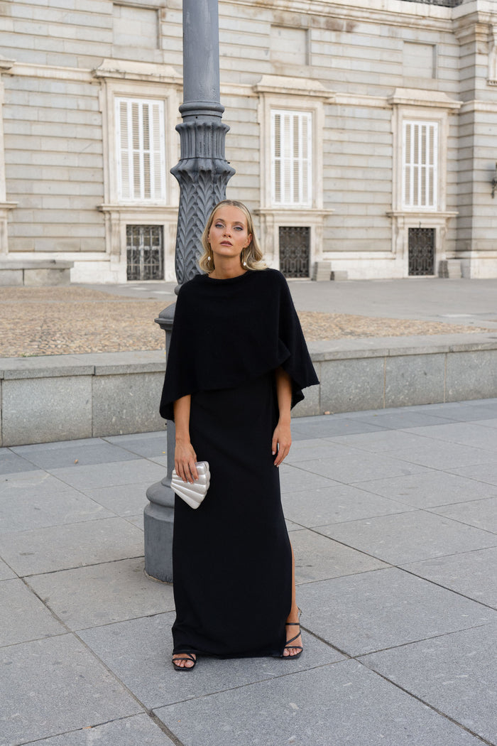 Poncho Inaya Negro de Lady Pipa para completar looks de invitada.