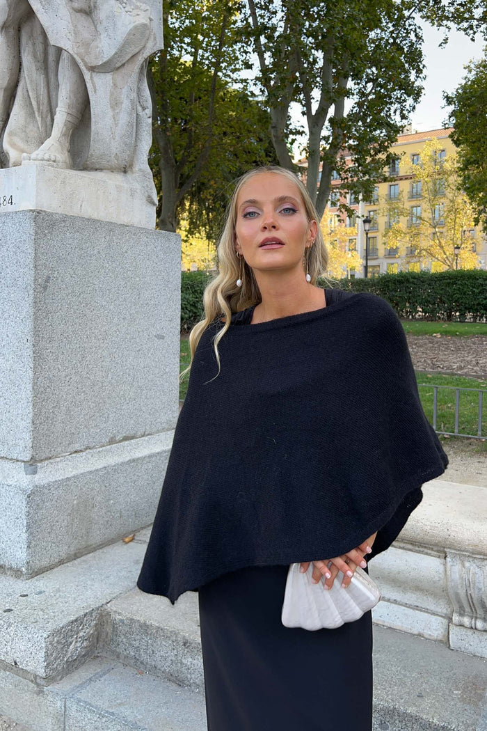 Poncho Inaya Negro de Lady Pipa para completar looks de invitada.