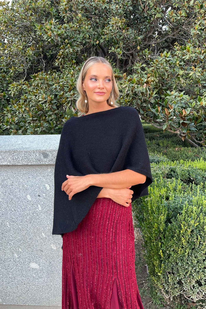 Poncho Inaya Negro de Lady Pipa para completar looks de invitada.