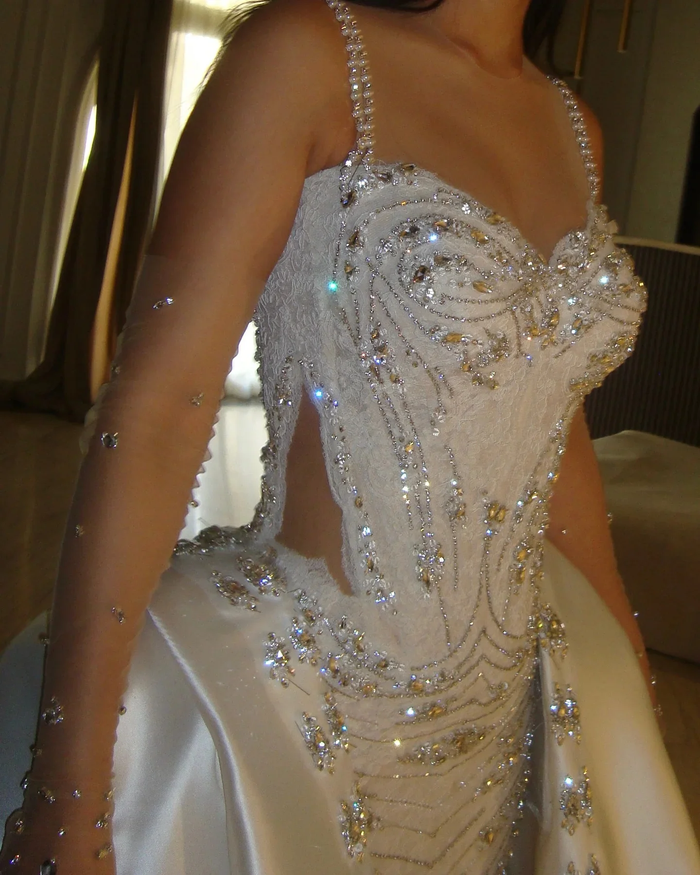 Simple Rhinestone Wedding Dresses Vintage Spaghetti Straps Sleeveless Bridal Gown Customized Beaded Satin