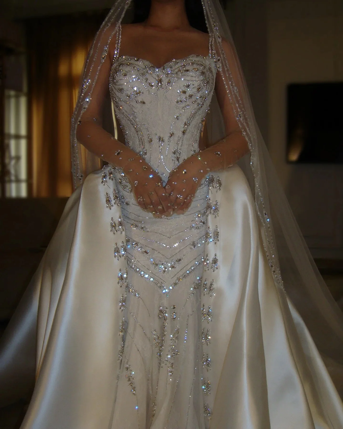 Simple Rhinestone Wedding Dresses Vintage Spaghetti Straps Sleeveless Bridal Gown Customized Beaded Satin