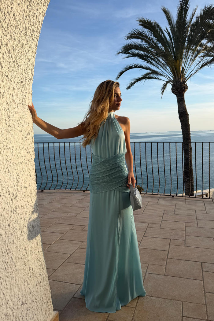 Vestido Portixol Celeste maxi halter ceñido de Lady Pipa para invitada de boda de día.
