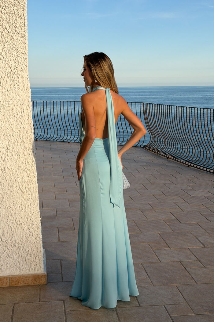 Vestido Portixol Celeste maxi halter ceñido de Lady Pipa para invitada de boda de día.
